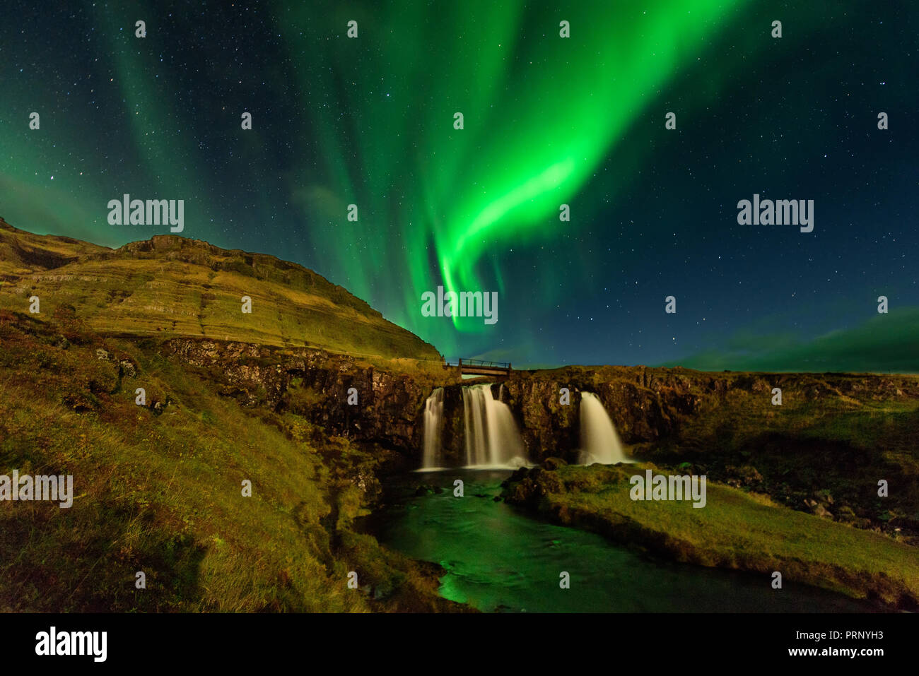 Das Nordlicht am Berg Kirkjufell Island. Wunderschöne Landschaft mit grünen Bands der Aurora Borealis. Snaefellnes, Island Stockfoto