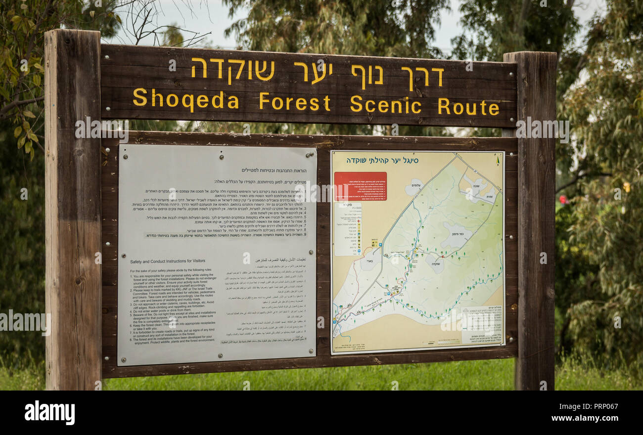 Zeichen der Shokeda Wald Scenic route. Auf dem Schild hat Erläuterungen und Verhaltensregeln. Stockfoto