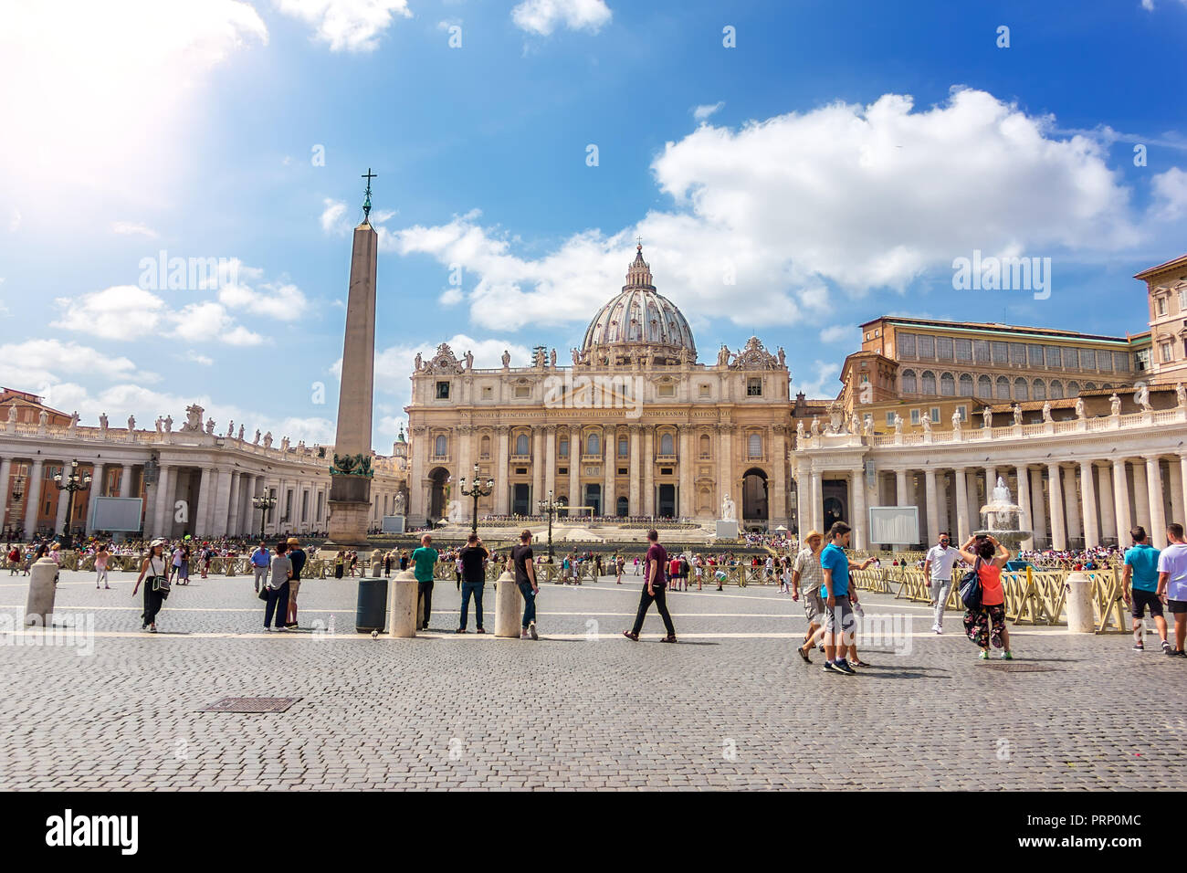 Vatikan, Rom/Italien - 24. August 2018: Der Granit Obelisk aus Heliopolis auf dem Platz von St. Peter in der Päpstlichen Basilika St. Peter's Stockfoto