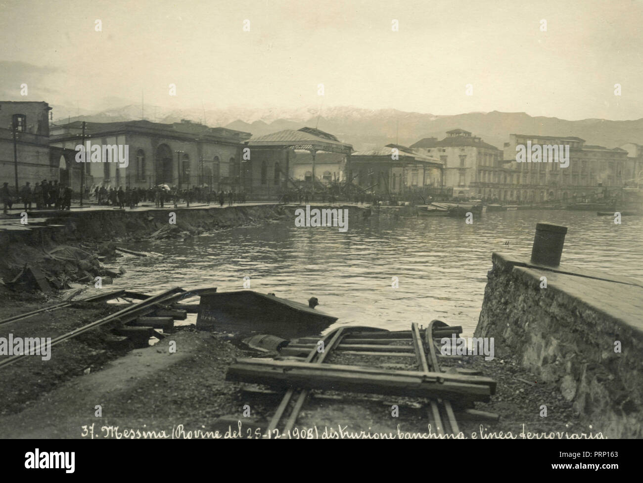 Nach dem Erdbeben von 1908 in Messina: Kai und Eisenbahnlinie Stockfoto