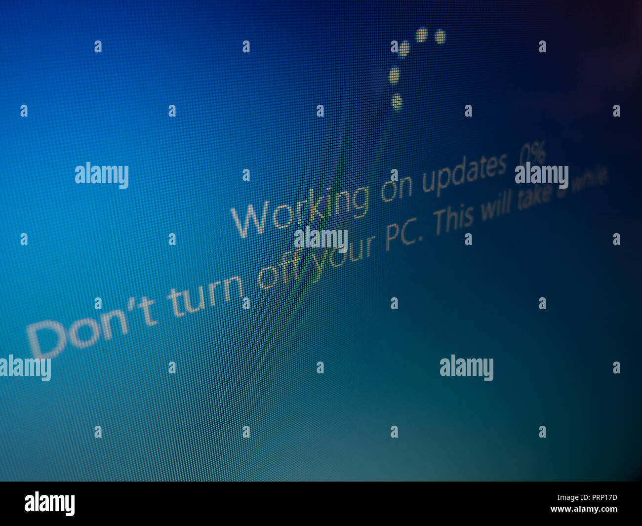 'Windows 10' Arbeiten auf Updates (Funktion Update, Version 1809), auf dem Laptop Bildschirm Gerät auf Okt, 2018 gesehen Stockfoto