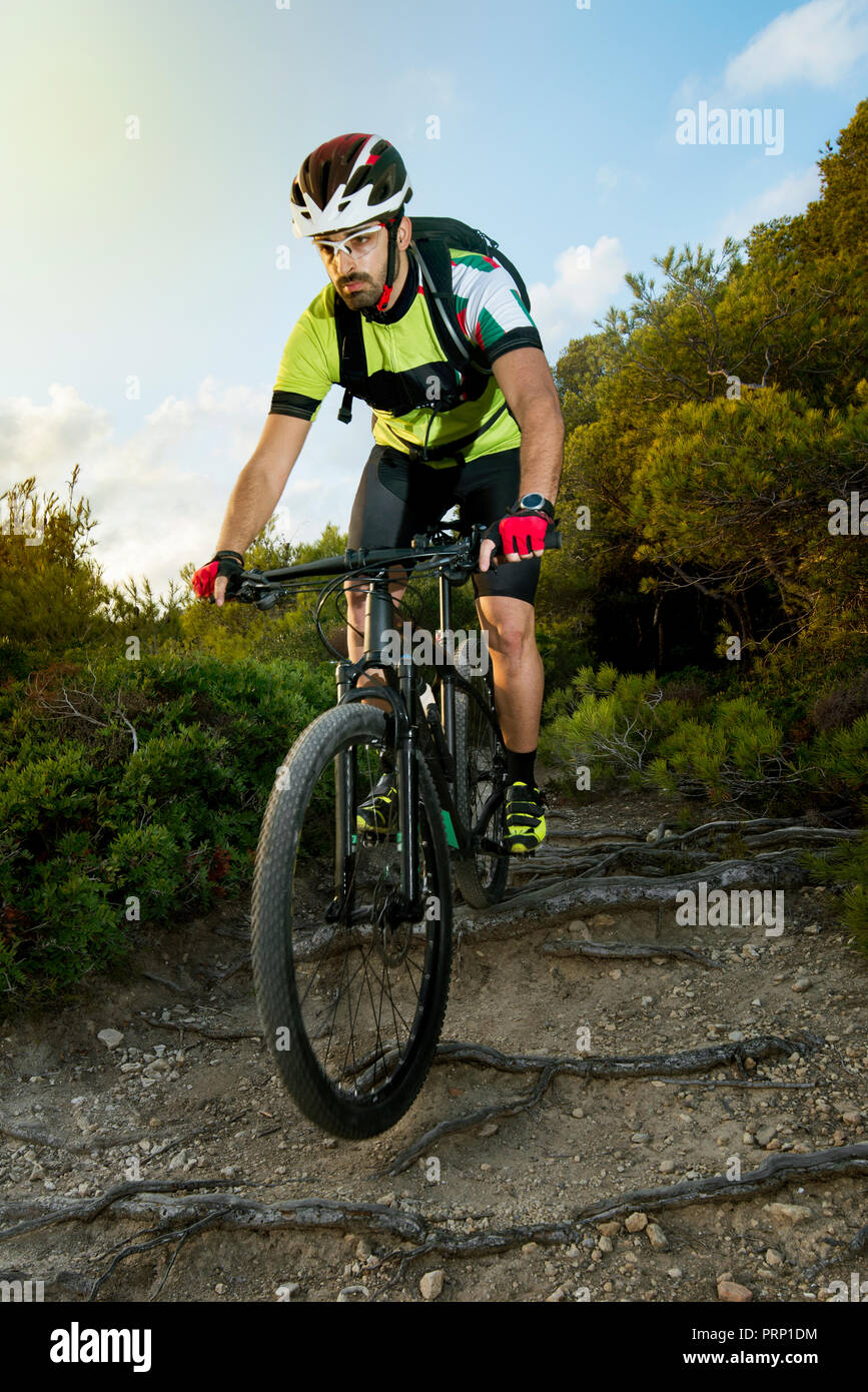 Radfahrer steigt durch schwierige Straße Stockfoto