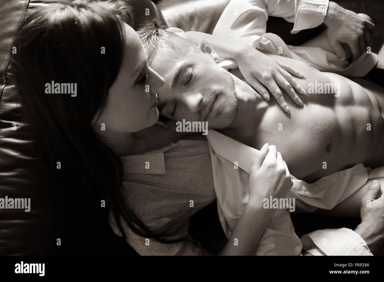 Sexy Paar, Partner kuscheln und Holding mit Hemd offen preiszugeben Six  Pack abs ist schöner Mann Stockfotografie - Alamy