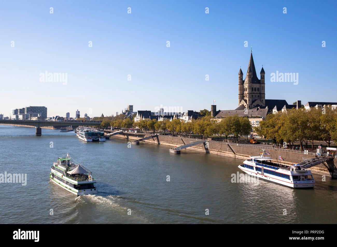 Den Rhein und die Altstadt mit der romanischen Kirche Groß St. Martin, ganz links die Kranhäuser im Rheinauer Hafen, Exkursion b Stockfoto