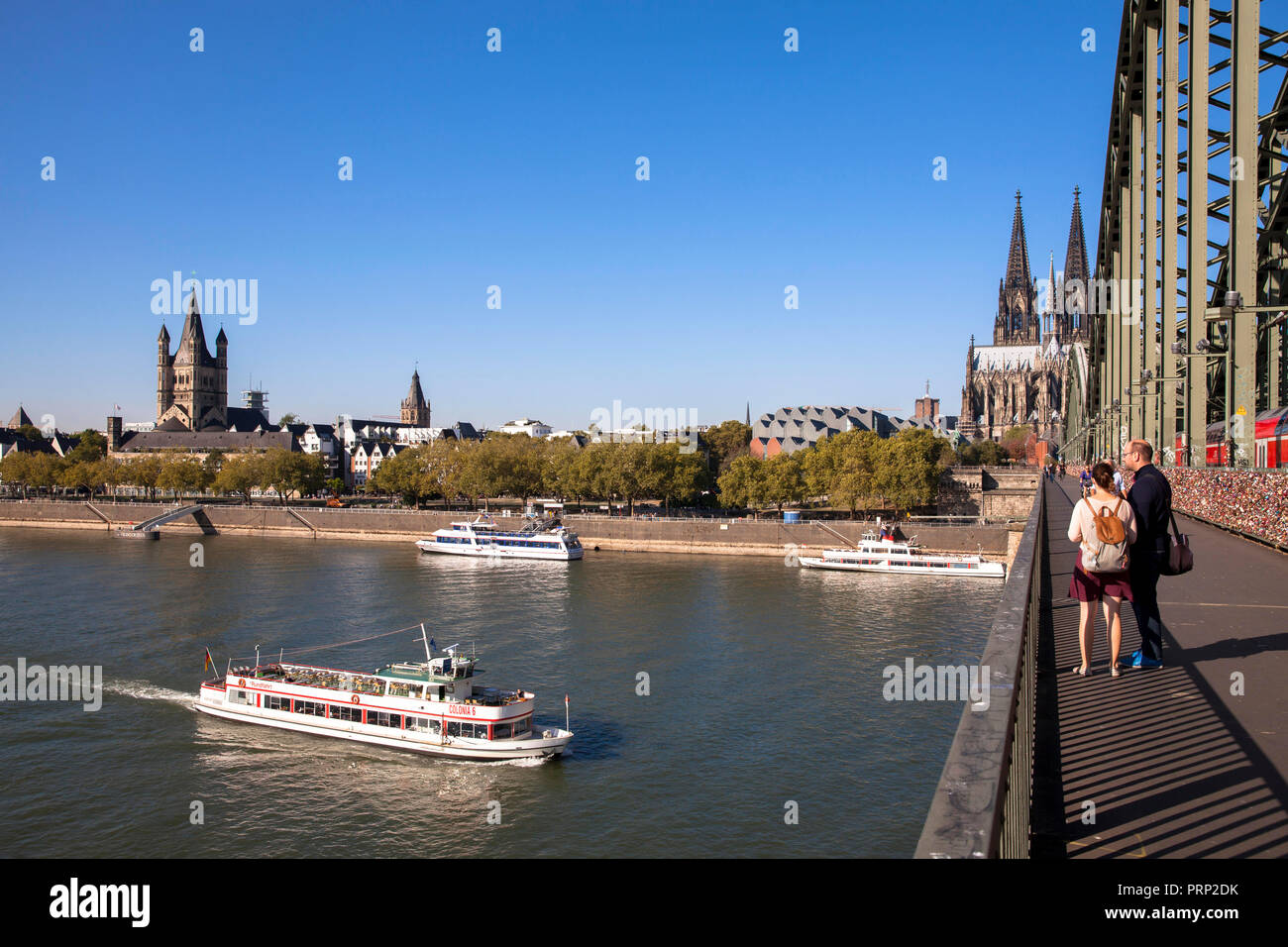 Den Rhein und die Altstadt mit der romanischen Kirche Groß St. Martin, die Kathedrale und die Hohenzollernbrücke, Ausflugsschiffe, Stockfoto