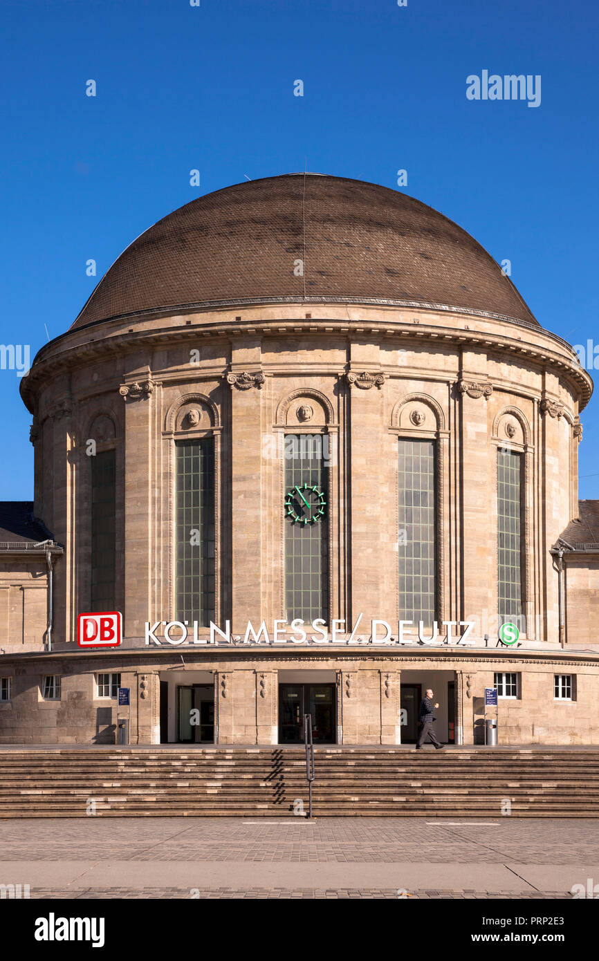 Der Bahnhof Köln Messe/Deutz im Stadtteil Deutz, Köln, Deutschland. Bahnhof Köln Messe/Deutz im