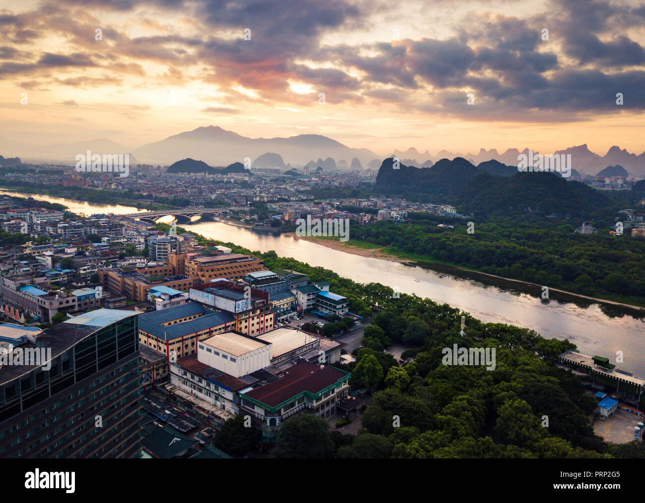 Schönen Sonnenaufgang über Li-fluss in Guilin, China Luftaufnahme Stockfoto