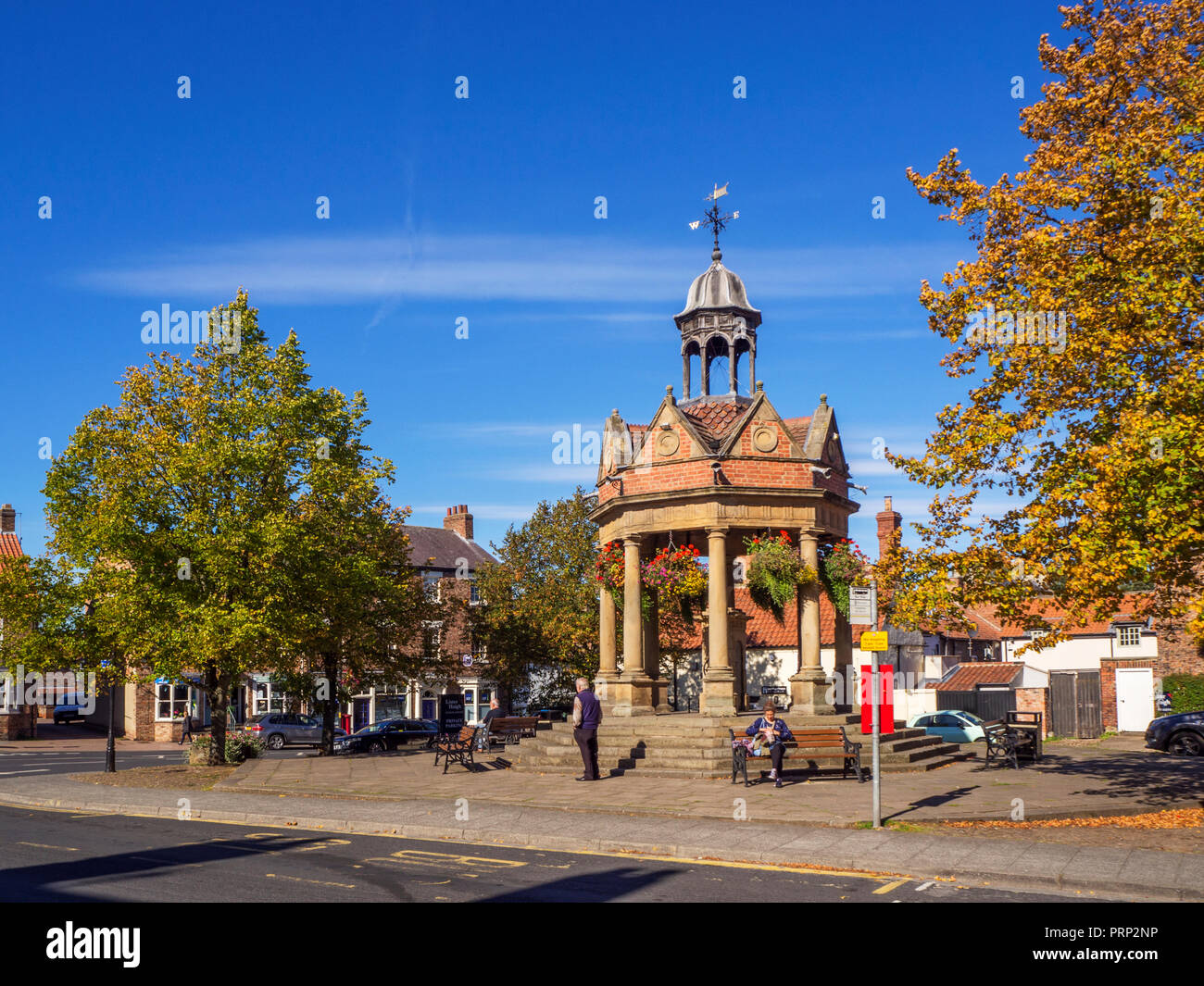 Der Brunnen ehemalige Wasserpumpe in St James Square im frühen Herbst im Derby North Yorkshire England Stockfoto