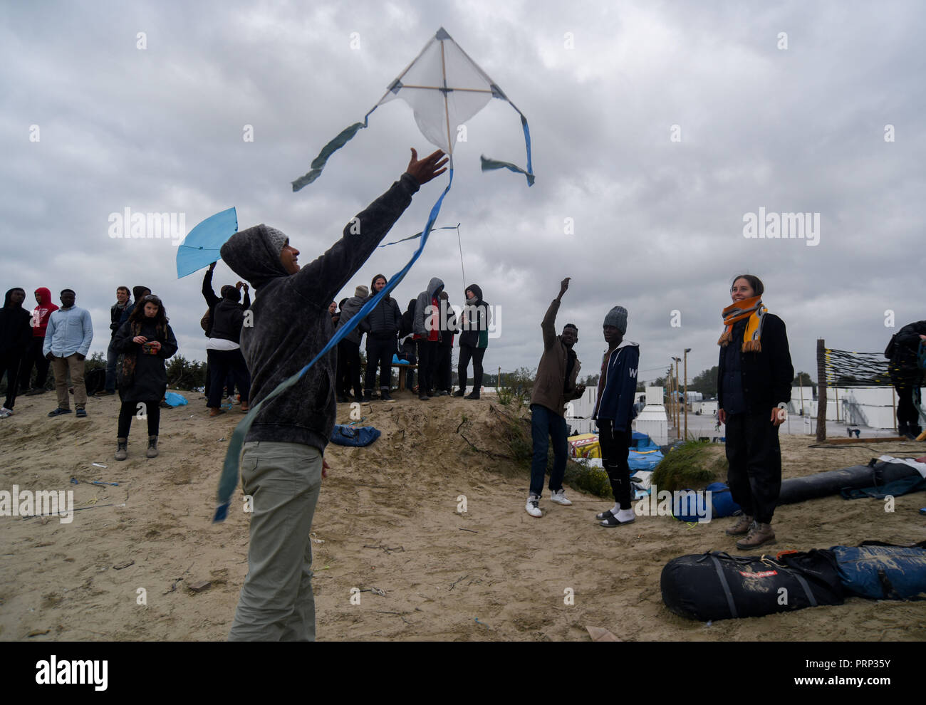 Oktober 12, 2016 - Calais, Frankreich: Migranten spielen mit Drachen im "Dschungel" von Calais migrant Camp. Scene de vie quotidienne dans la Jungle de Calais, l'un des plus grands Camps de Migranten au Monde. *** Frankreich/KEINE VERKÄUFE IN DEN FRANZÖSISCHEN MEDIEN *** Stockfoto