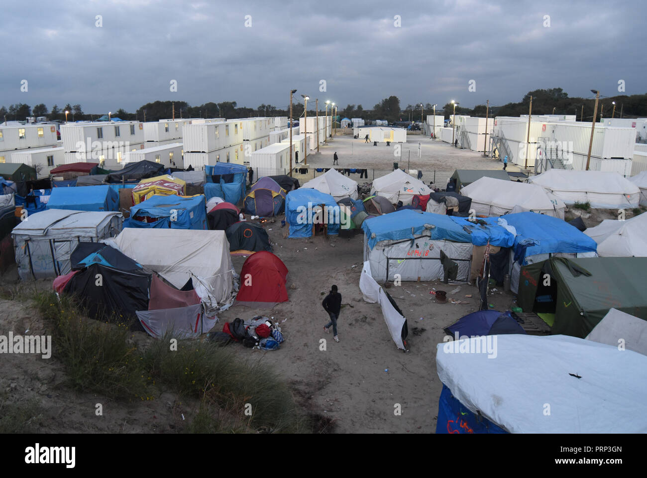 Oktober 12, 2016 - Calais, Frankreich: Überblick über die Wanderarbeitnehmer camp Spitznamen "Der Dschungel" am Rande der nördlichen französischen Stadt von Calais. Die meisten Migrantinnen und Migranten leben in diesem Lager Versuch das Vereinigte Königreich einzureisen. Scene de vie quotidienne dans la Jungle de Calais, l'un des plus grands Camps de Migranten au Monde. *** Frankreich/KEINE VERKÄUFE IN DEN FRANZÖSISCHEN MEDIEN *** Stockfoto