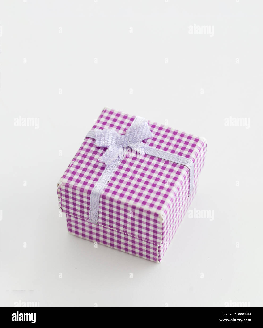 Kleines Geschenk box Weiß und Rosa auf weißem Hintergrund mit Bow Tie Stockfoto