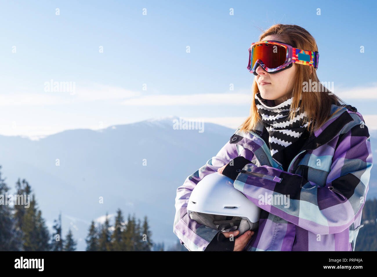 Skifahrer Mädchen auf dem Hintergrund der hohen Berge Karpaten in der Ukraine. Winter Sport. Stockfoto