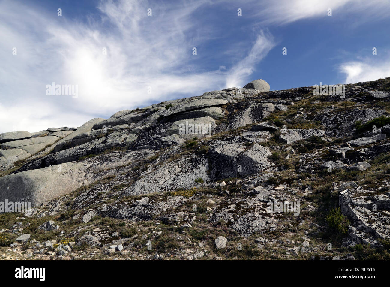 Top der granitischen Yellow Mountain in der Portugiesischen Nationalpark von Peneda - Geres gegen blauen Himmel mit weißen Wolken Stockfoto
