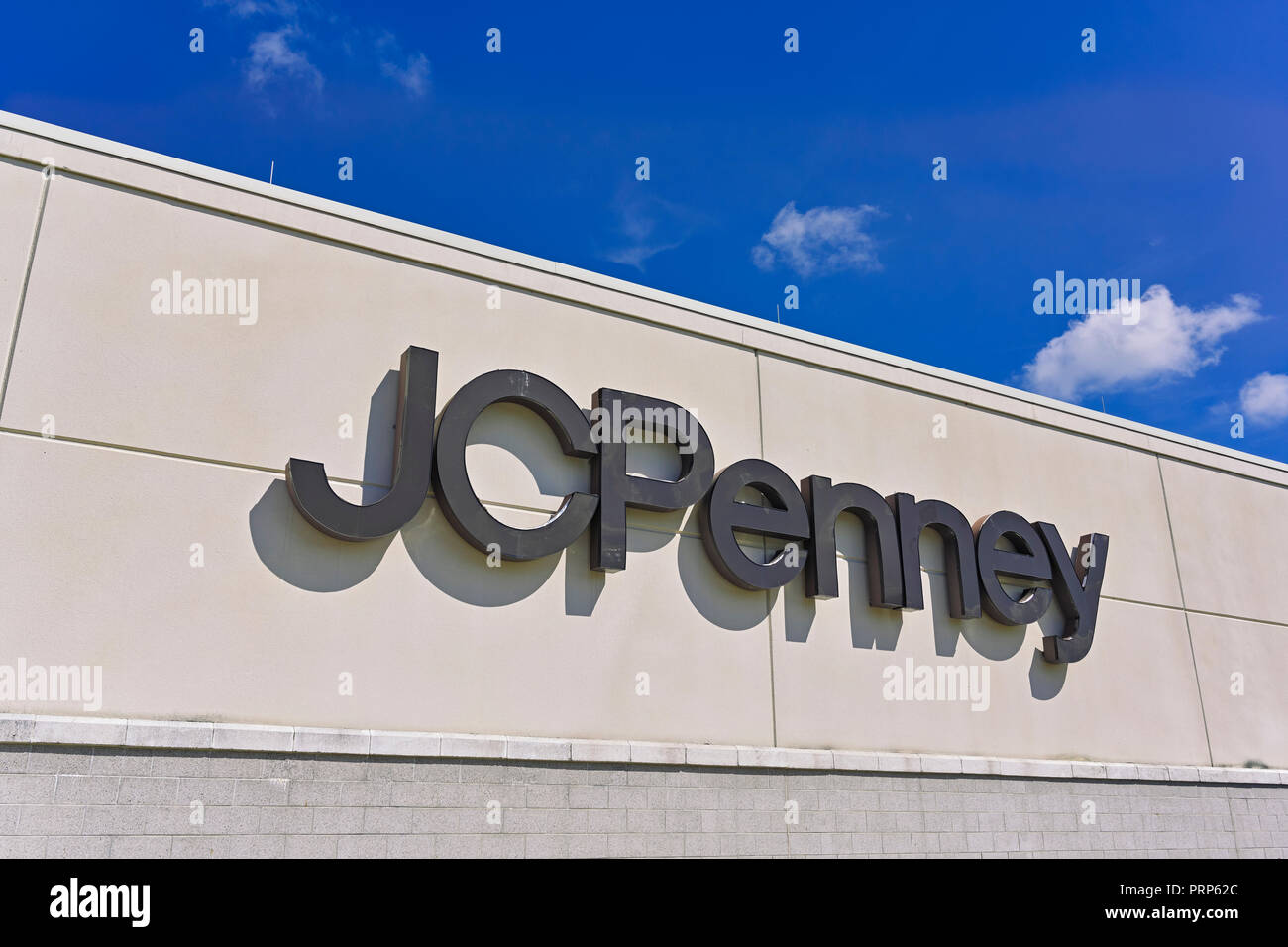 JCPenney oder JC Penney Gebäude-auunterzeichnen und Corporate Logo in Montgomery, Alabama, USA. Stockfoto