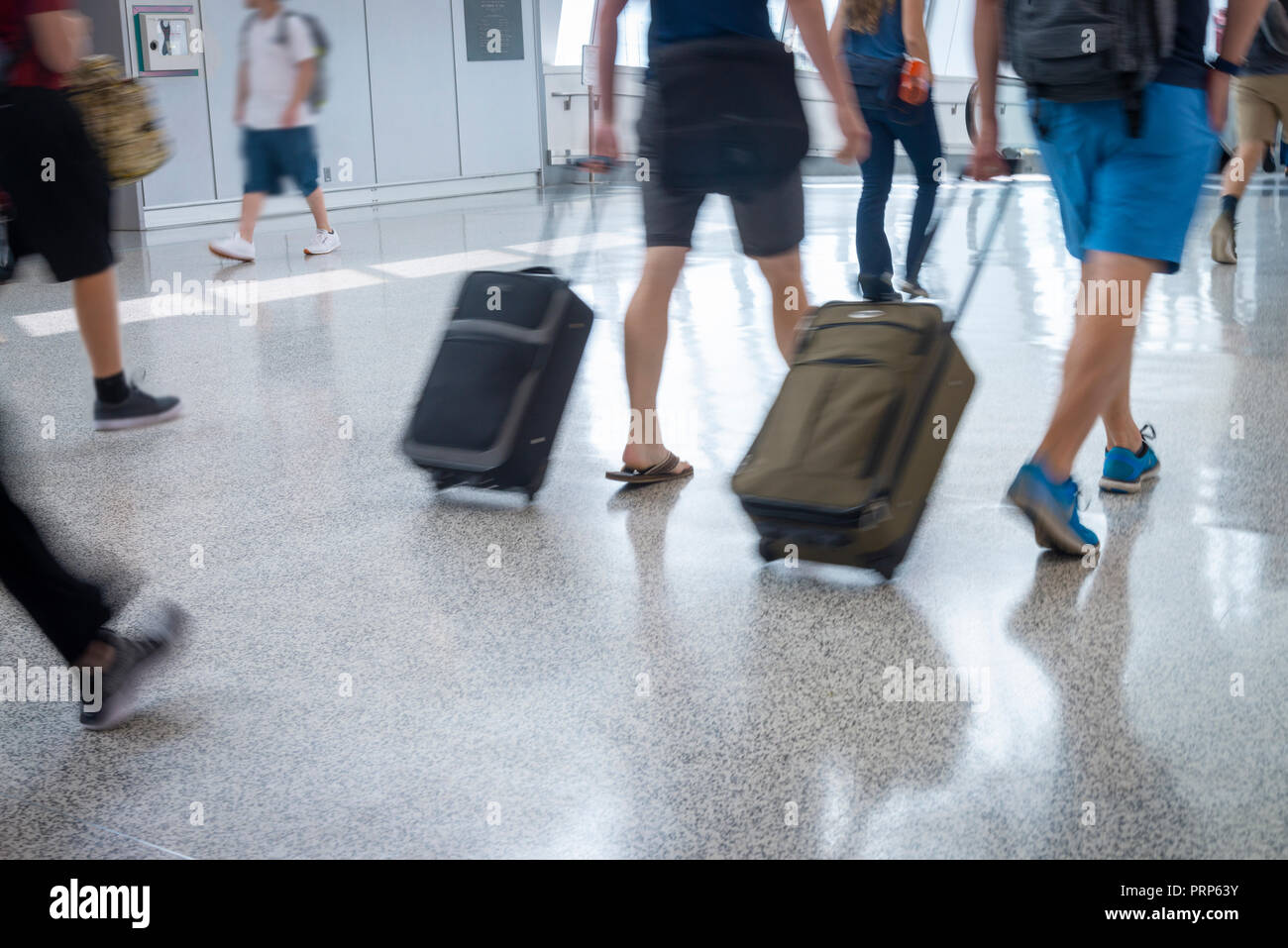 Flughafen Reisende zu Fuß durch Concourse niedrigen Winkel Stockfoto