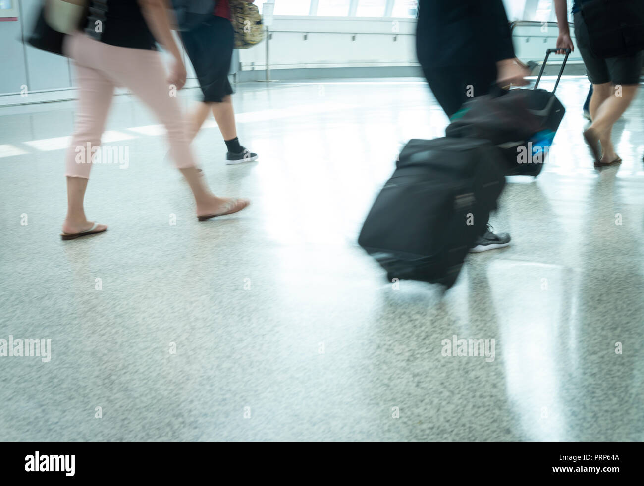 Flughafen Reisende zu Fuß durch Concourse niedrigen Winkel Stockfoto