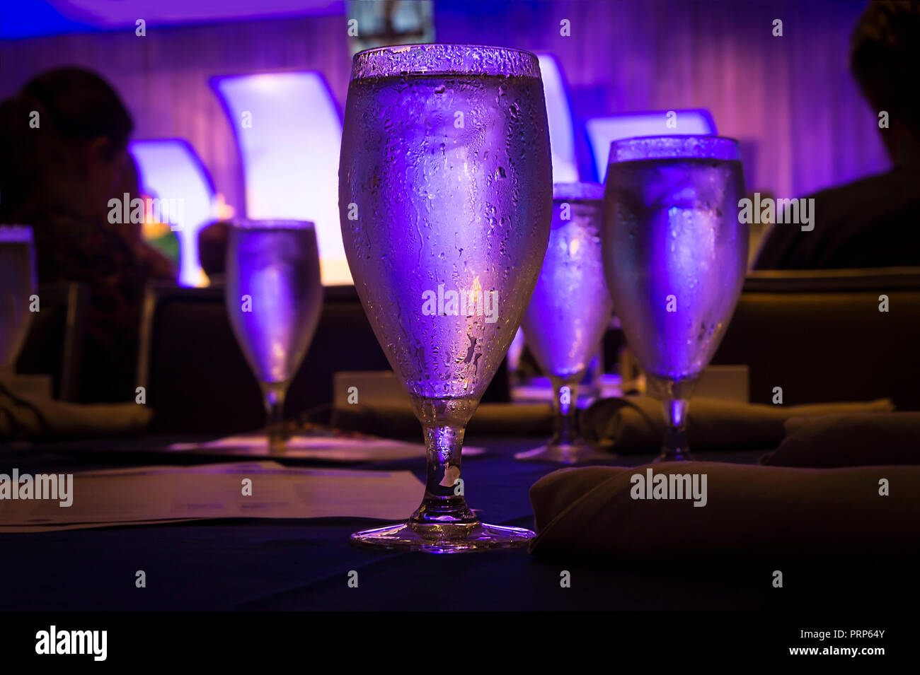 Wasser Glas Schwitzen mit blauem Licht im Restaurant Stockfoto