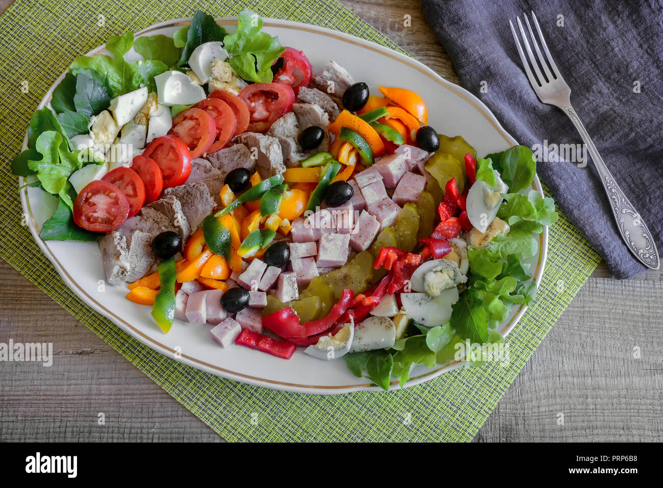 Ein beliebtes Gericht der amerikanischen Küche - Cobb Salat, bestehend ...