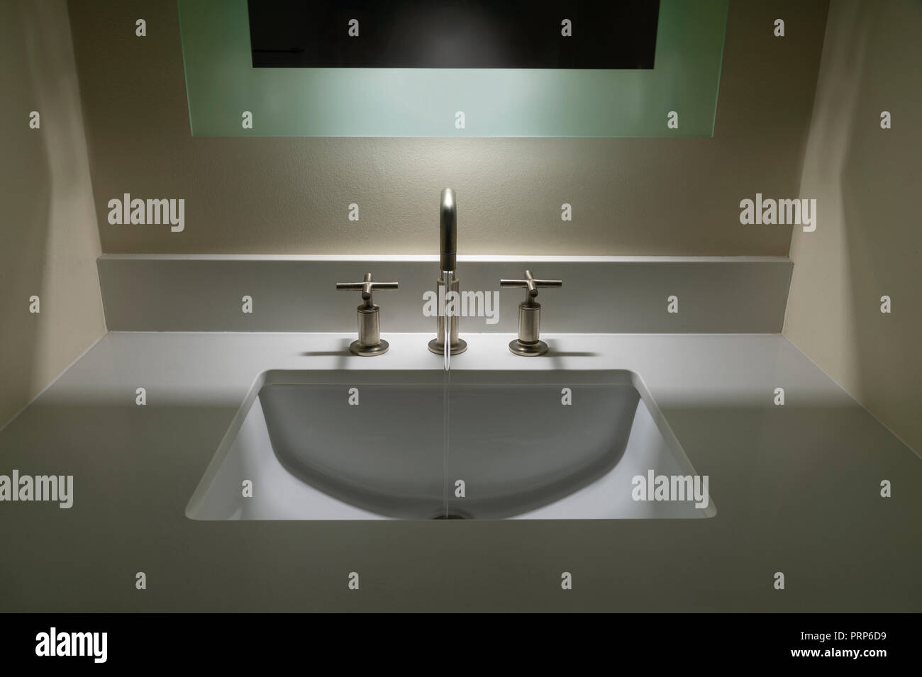 Modernes Badezimmer Waschbecken mit Wasser läuft Stockfoto
