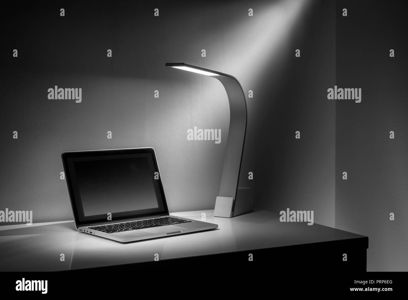 Modernes elegantes Design Schreibtisch Licht & Laptop Stockfoto