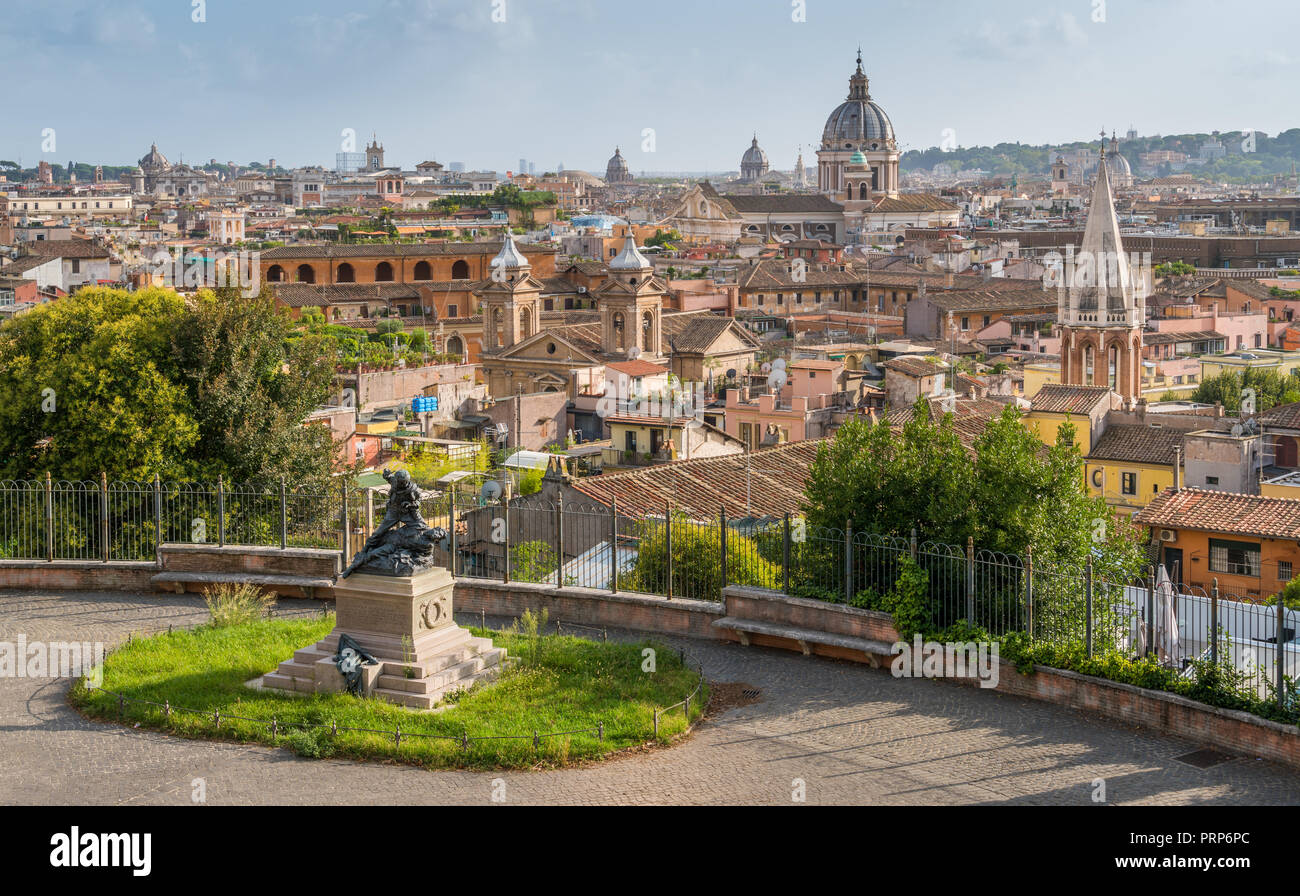 Panoramablick von der Pincio Terrasse mit der Kuppel der Basilika von Ambrogio e Carlo Al Corso, Rom, Italien. Stockfoto