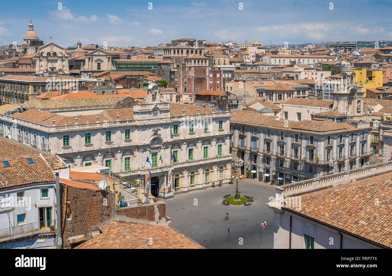 Panoramischer Anblick in Catania von der Kuppel der Badia di Sant' Agata, mit der Kirche von San Benedetto Fassade und der Kuppel von San Nicolò l'Arena. Sizilien. Stockfoto