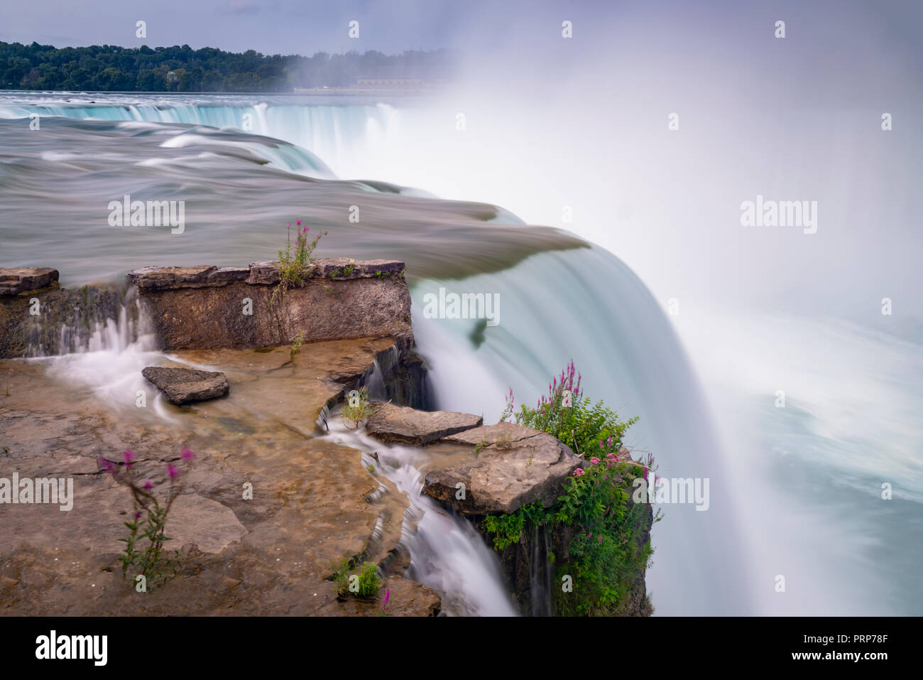 Niagara Falls mit verschwommenen Verträumt fließenden Wasser Stockfoto