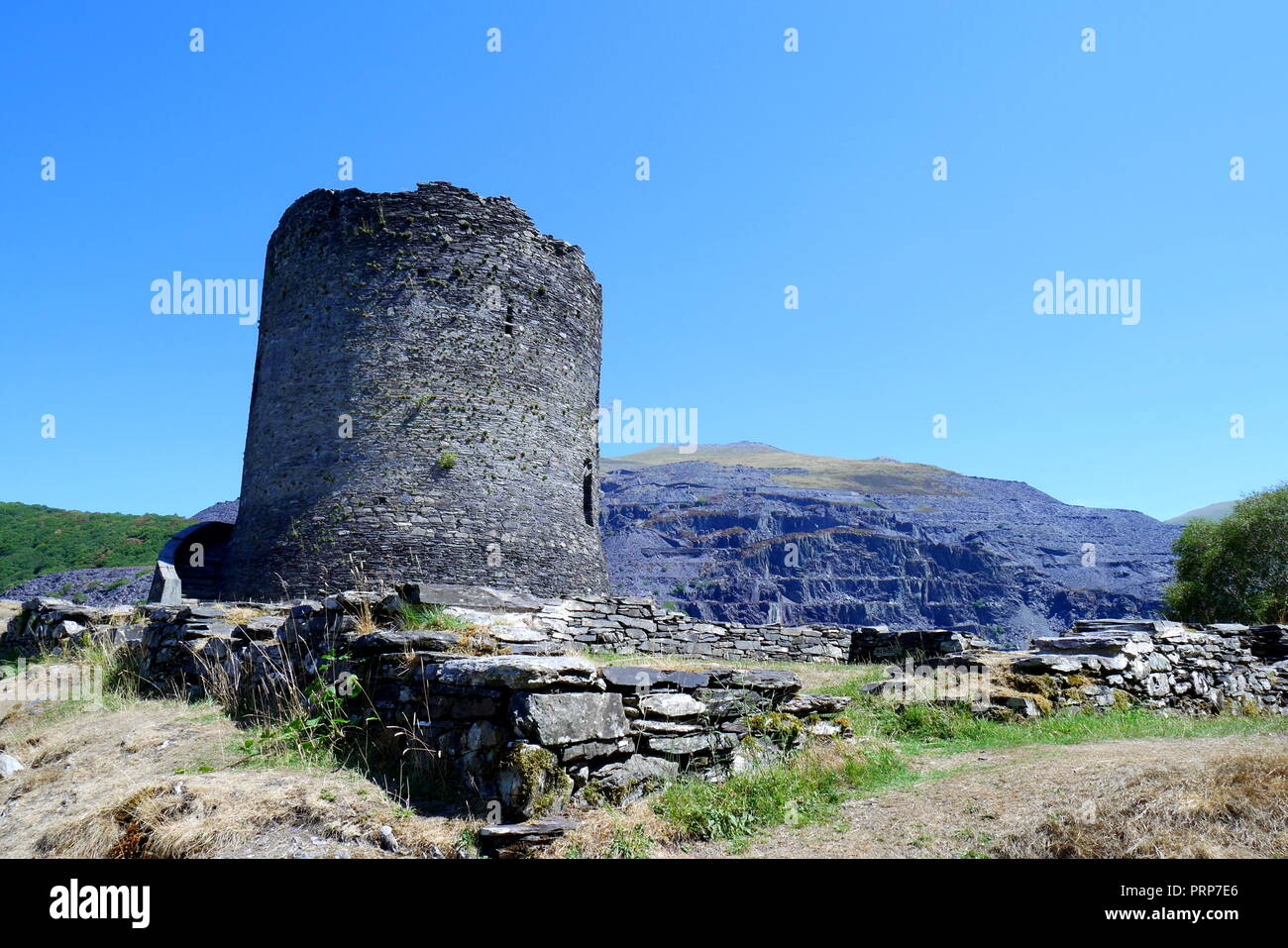 Dolbadarn Schloss, Schiefer Steinbruch hinter, Llanberis, North Wales, UK Stockfoto