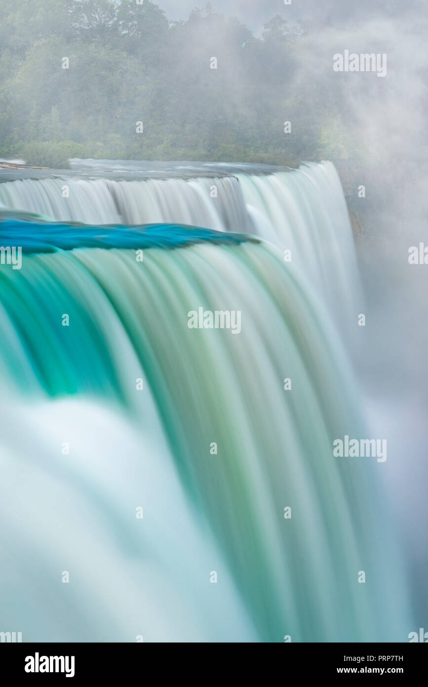 Niagara Falls mit verschwommenen Verträumt fließenden Wasser Stockfoto