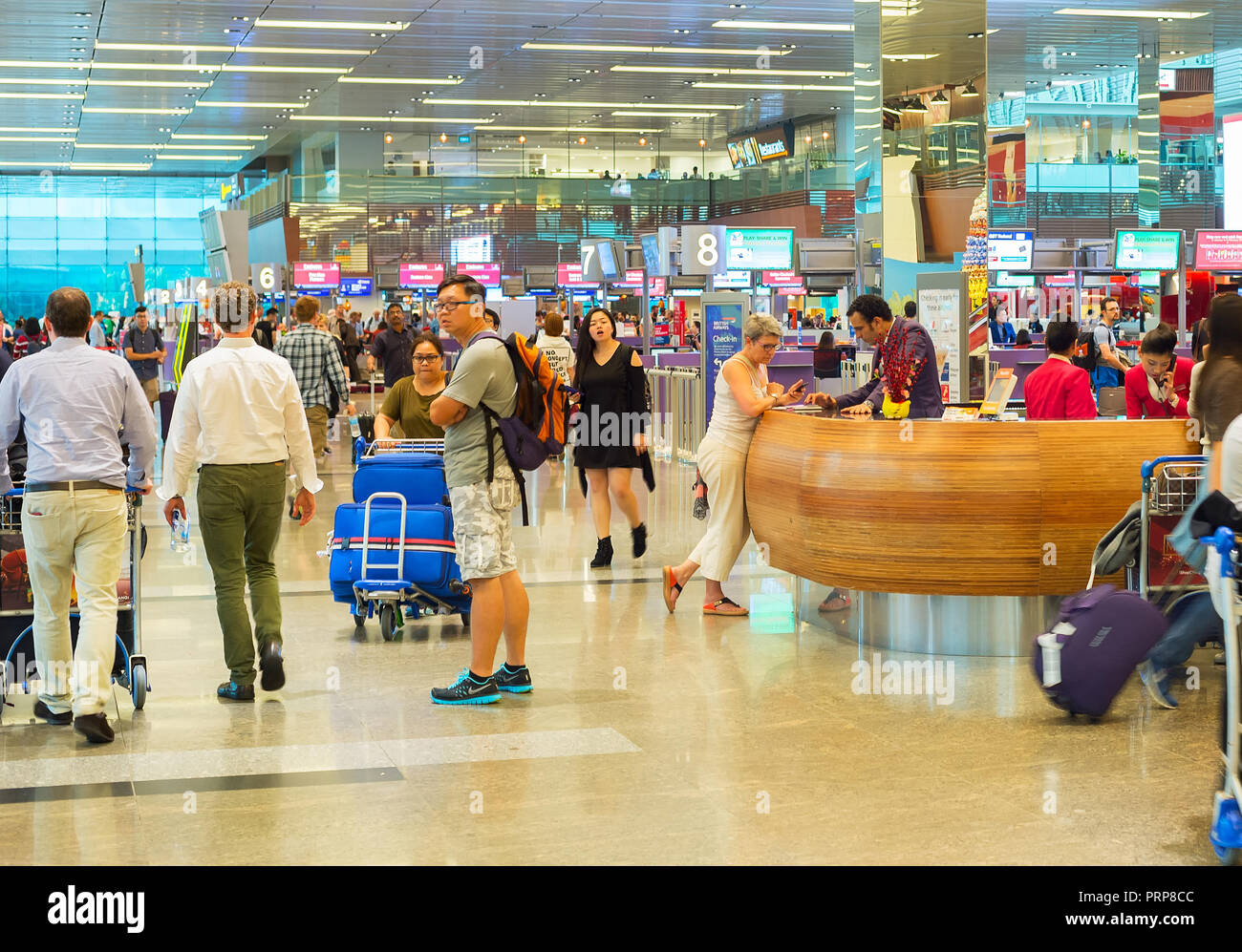 Singapur - Jan 13, 2017: Menschen bei internationalen Flughafen Changi in Singapur. Changi Airport dient mehr als 100 Fluggesellschaften, die 6.100 Woche Stockfoto