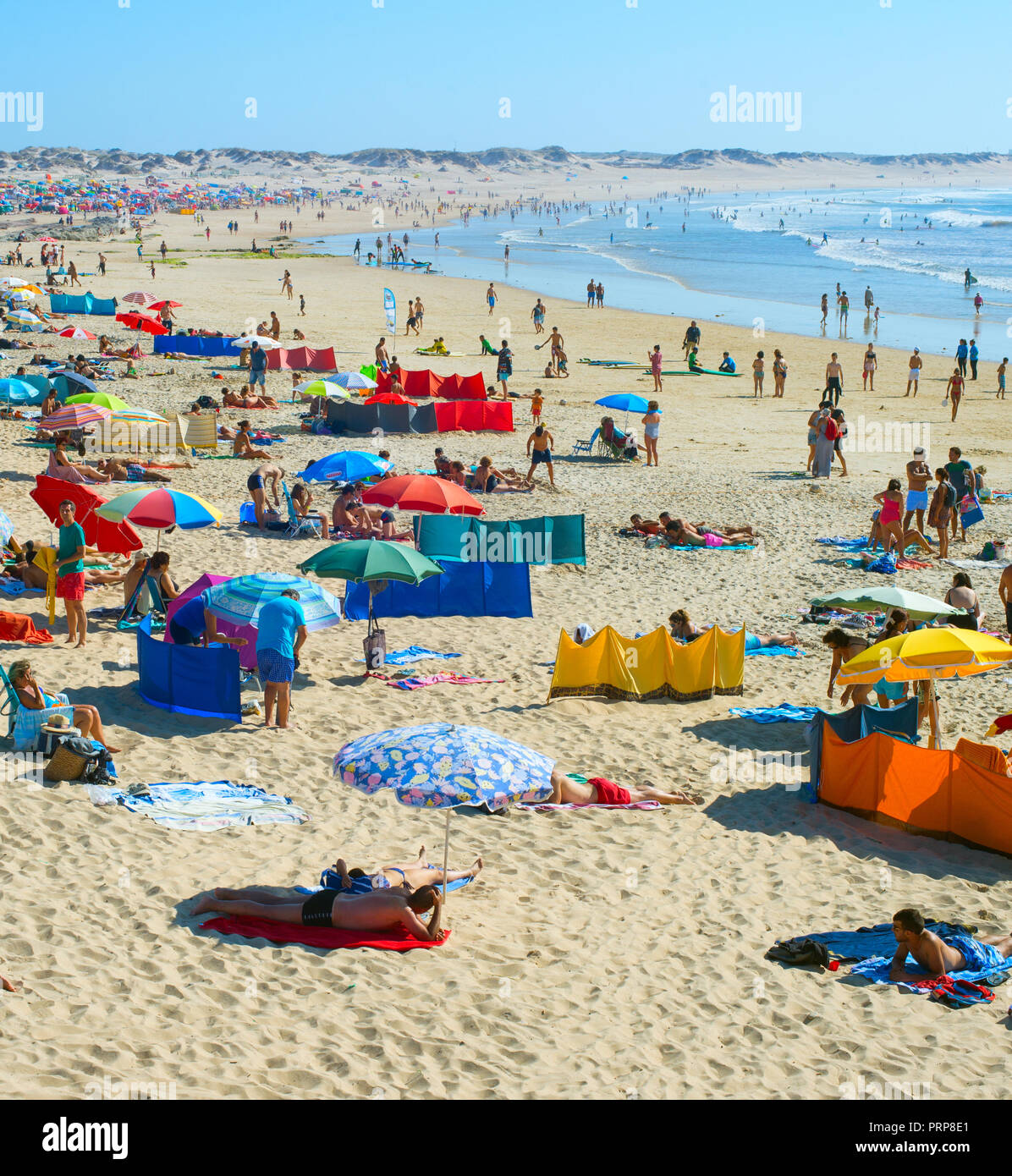 BALEAL, PORTUGAL - 11.August 2017: Menschen Ruhe am Strand. Portugal ist ein Reiseziel für den wunderschönen Strände. Stockfoto