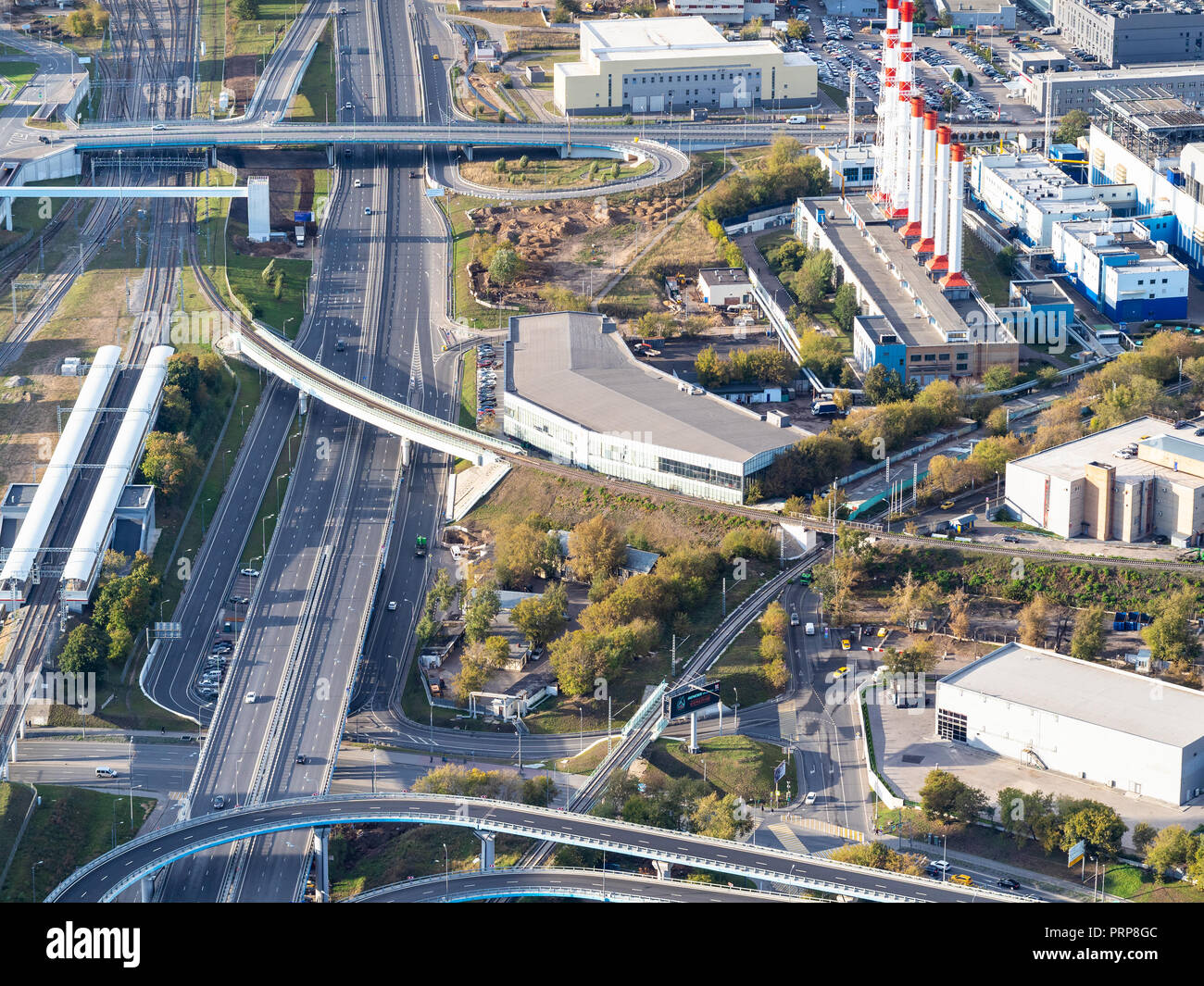 Luftaufnahme der Dritten Ringstraße und dem zentralen Kreis in der Nähe von Business Center in Moskau vom Observation Deck hohe Port 354 in Moskau City i Stockfoto
