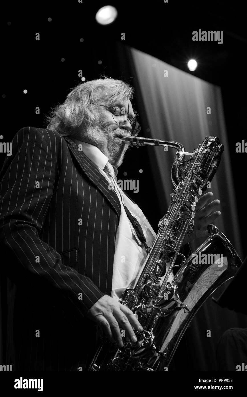 Rod Mason Solo für Bariton Sax mit Atlantic Crossover, Scarborough Jazz Festival 2018 Stockfoto