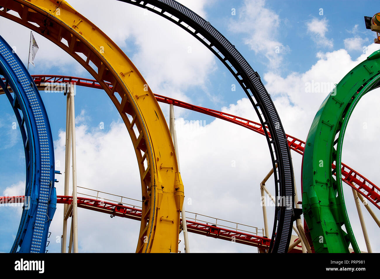 Bunte Achterbahn Titel in Blau, Gelb, Schwarz und Grün in der berühmten Prater Kirmes in Wien, Österreich, Mitteleuropa Stockfoto