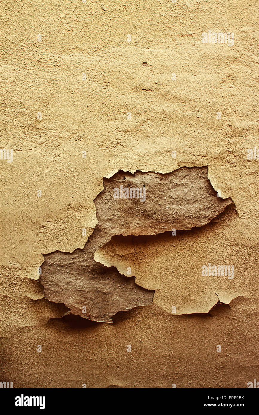 Nahaufnahme eines verwitterten Peeling gelbe Wand. Unvollkommene gelb Gips. Stockfoto