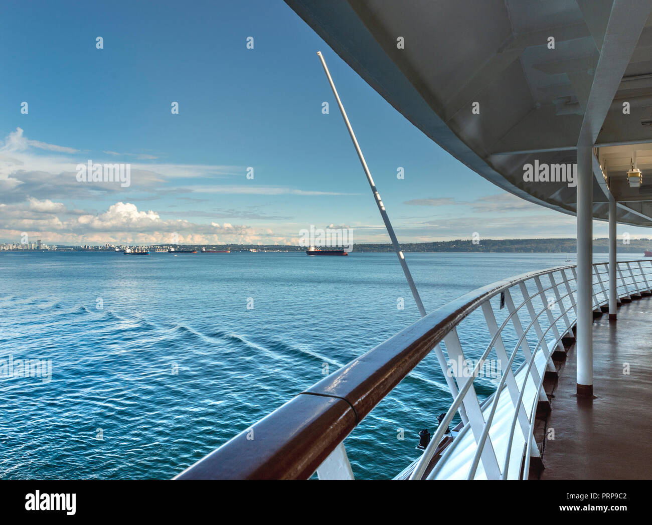 Blick auf die English Bay Stanley Park und Burrard Inlet, Vancouver, British Columbia, Kanada von der hinteren Deck eines Kreuzfahrtschiffes an einem klaren sonnigen Tag. Stockfoto