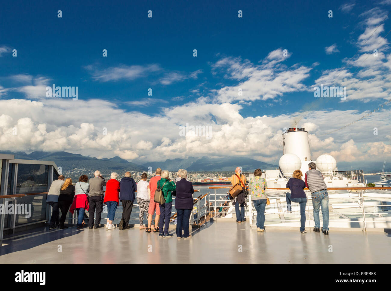 Kreuzfahrtschiff Passagiere warten, die Segel zu setzen, die an Bord der Holland America Schiff der Volendam, Vancouver, British Columbia, Kanada. Stockfoto