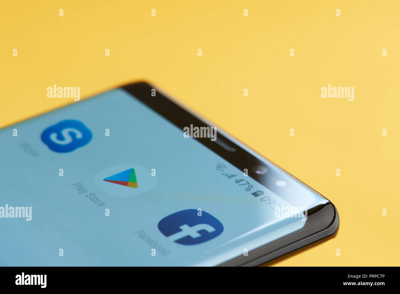 New York, USA - Oktober 3, 2018: Play Store Symbol auf dem Smartphone Nahaufnahme der Anzeige mit gelbem Hintergrund Stockfoto