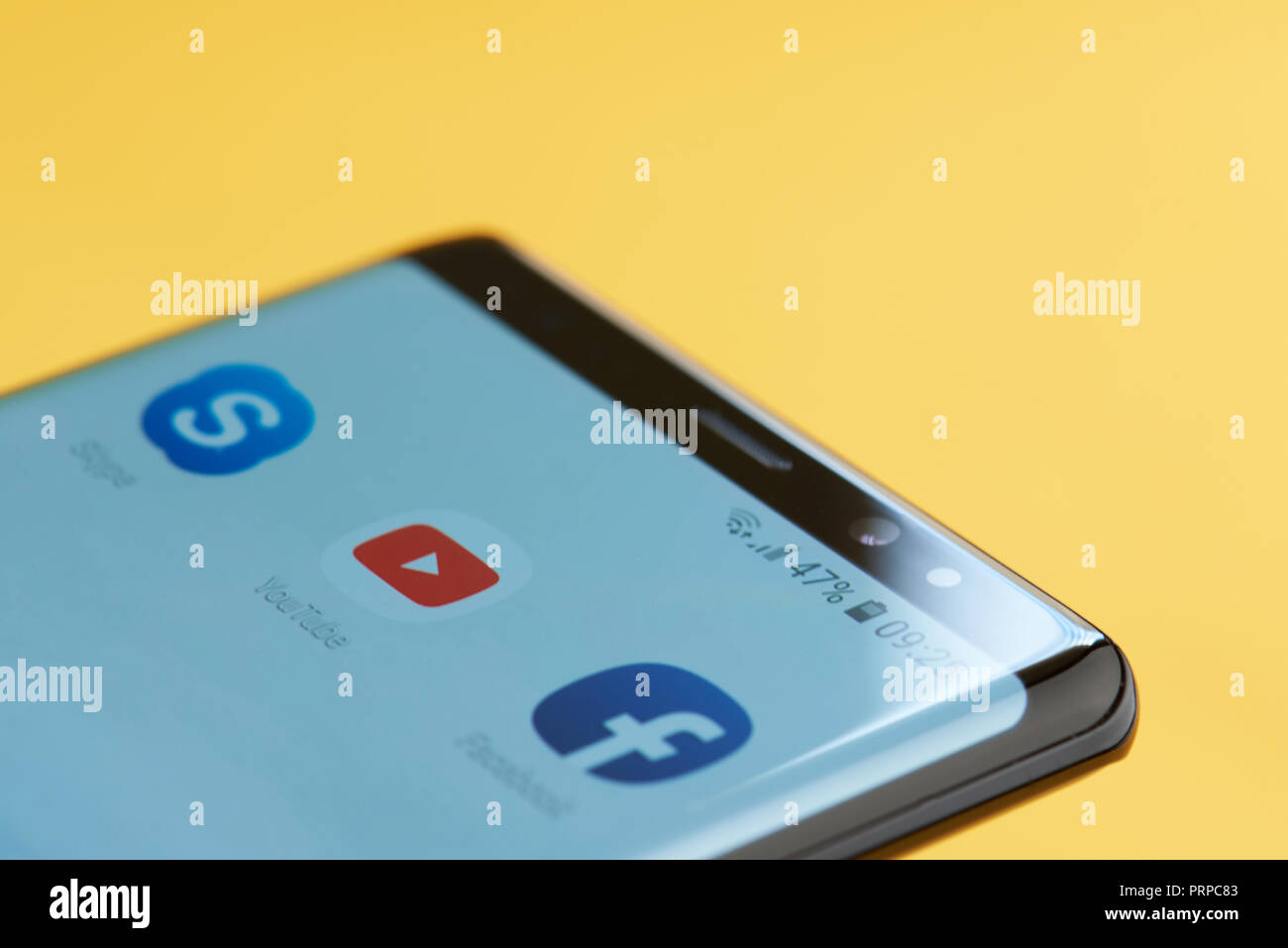 New York, USA - Oktober 3, 2018: Youtube Symbol auf dem Smartphone Nahaufnahme der Anzeige mit gelbem Hintergrund Stockfoto