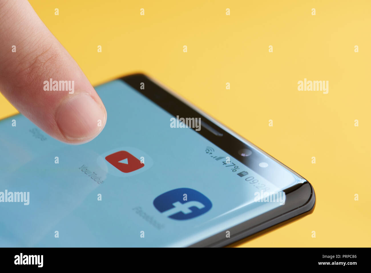 New York, USA - Oktober 3, 2018: Youtube auf dem Smartphone Nahaufnahme der Anzeige mit gelbem Hintergrund Stockfoto