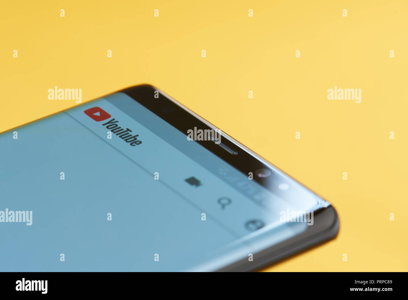 New York, USA - Oktober 3, 2018: Youtube Menü auf dem Smartphone Nahaufnahme der Anzeige mit gelbem Hintergrund Stockfoto