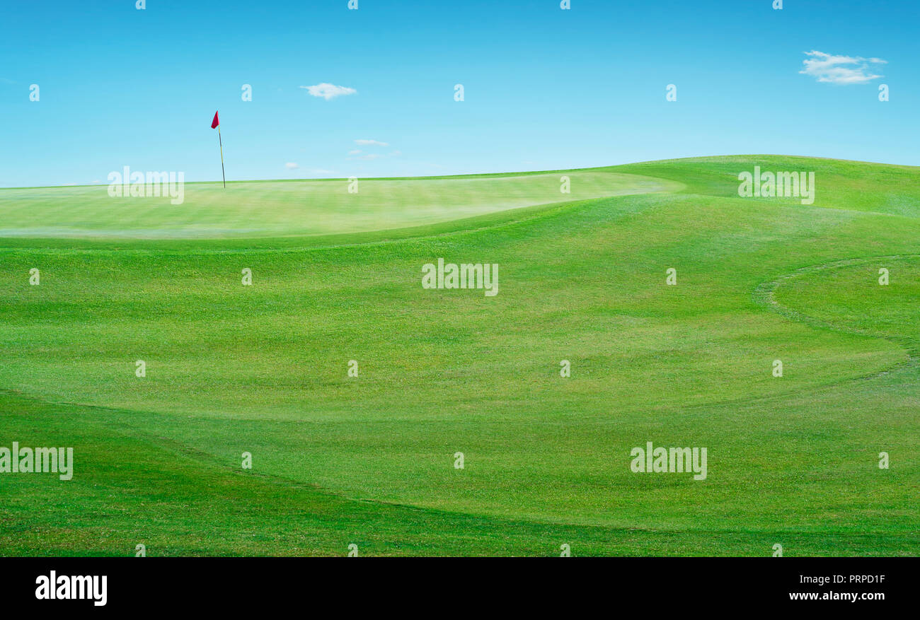 Schöne perfekte Kulisse Blick auf Golfplatz grünes Gras Feld. Stockfoto