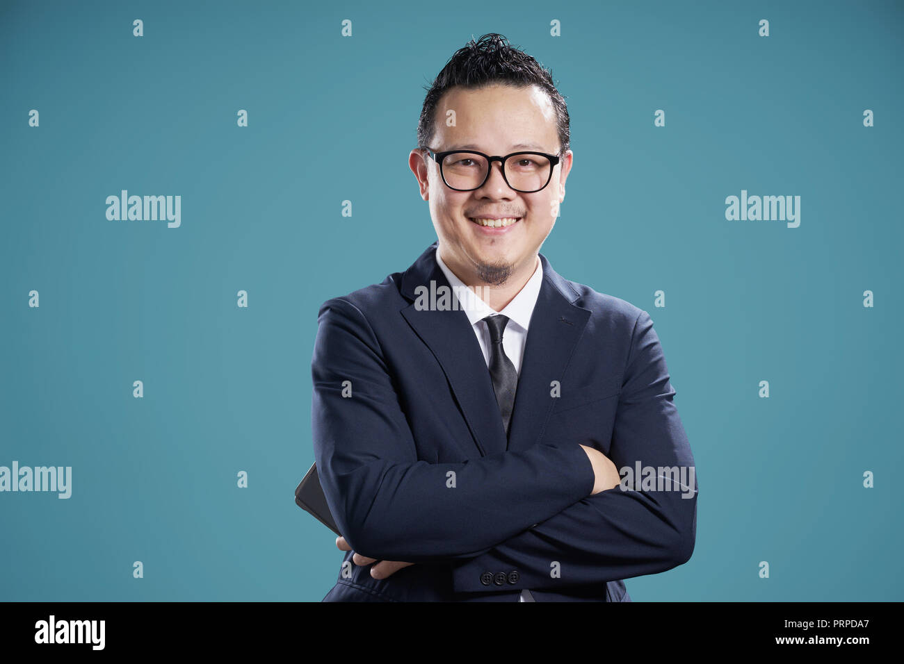 Portrait von Lächeln asiatische Geschäftsmann in Anzug. auf hellblauem Hintergrund isoliert. Stockfoto