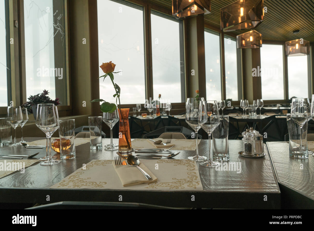 Tisch im Restaurant mit eleganter Ort, Einstellungen und Blumen Stockfoto