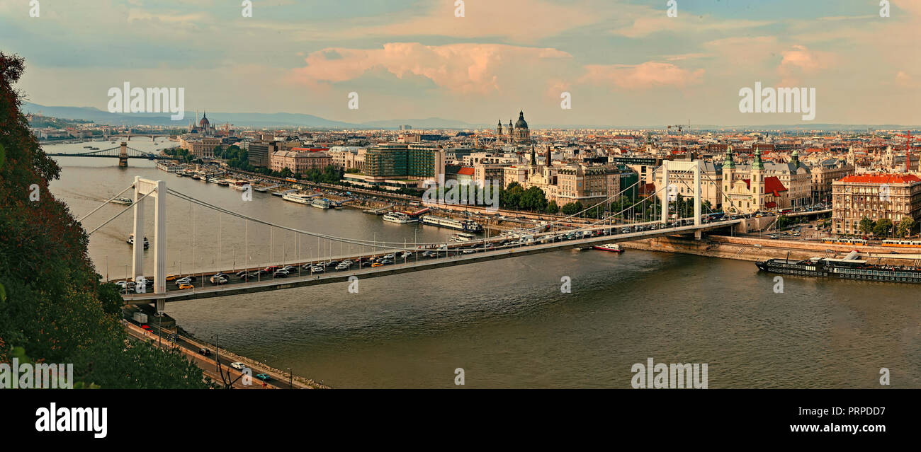 Ein Blick auf die Donau und das Stadtbild von Budapest aus den Gellert Hügel oberhalb der Elisabeth Brücke im Sommer Stockfoto