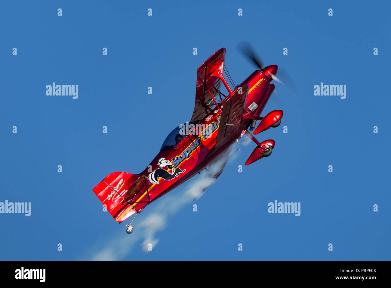 13 Mal australische Aerobatic Champion Chris Sperou seiner Pitts S -1-11 B Super Stinker aerobatic Doppeldecker VH-XPS-fliegen. Stockfoto