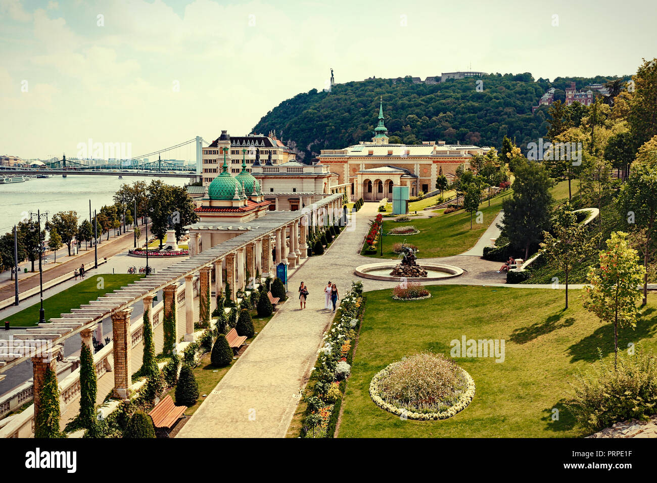 Stadtbild von Budapest von der Budaer Burg mit den Gellert Hügel und