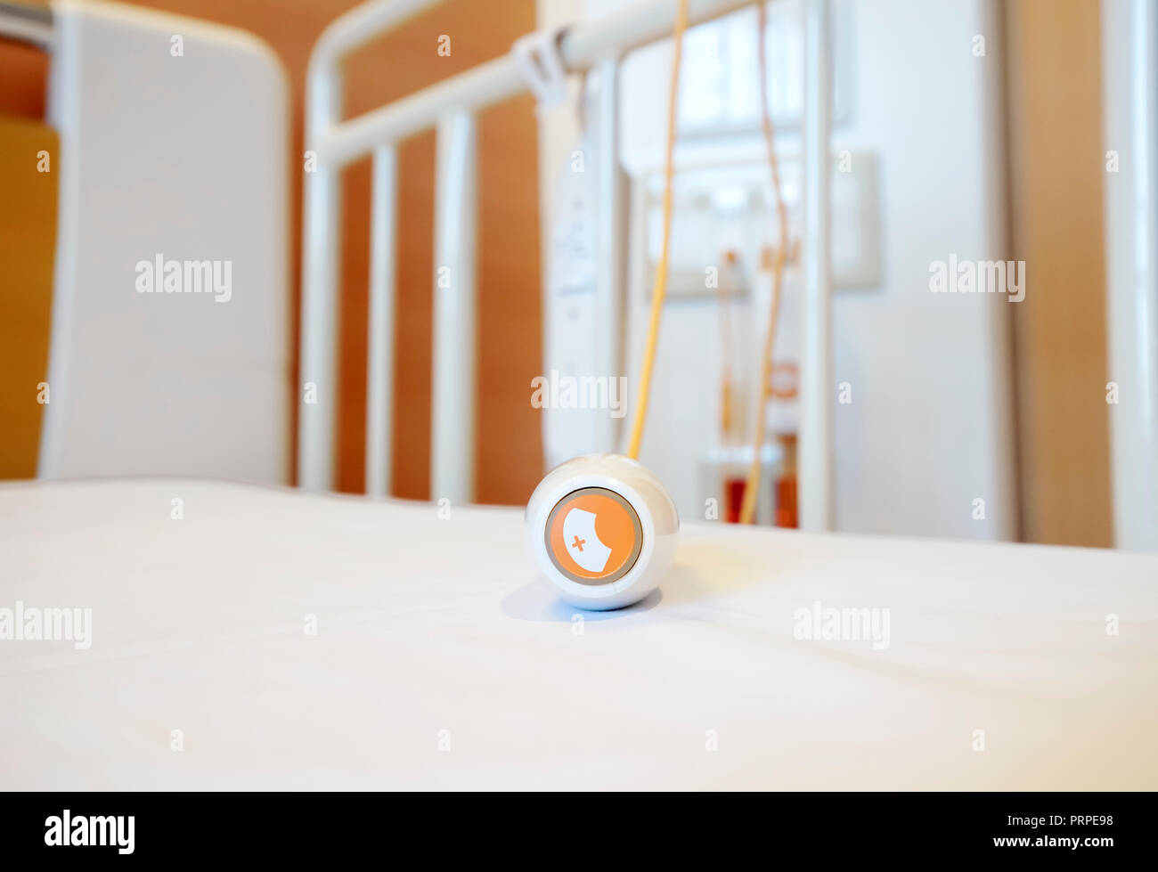 Not-aus-Knopf Zum Aufrufen von Krankenschwester Ausrüstung auf dem Bett Stockfoto