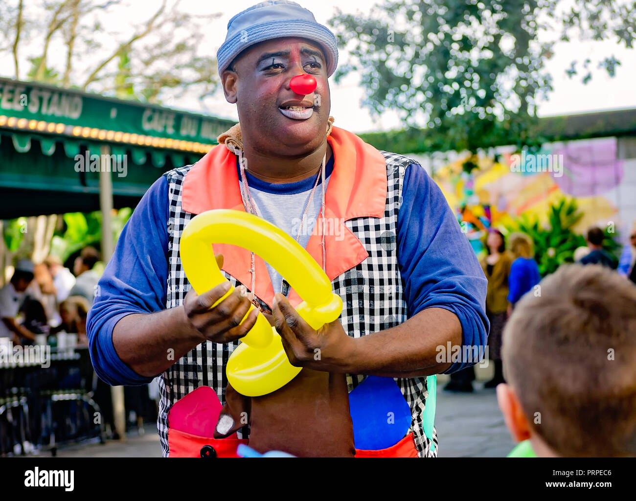 Einen Afrikaner Mann macht Ballontiere für Touristen im Café Du Mondeâ € ™ s Französischen Markt Lage, November 15, 2015, in New Orleans, Louisiana. Die Stockfoto
