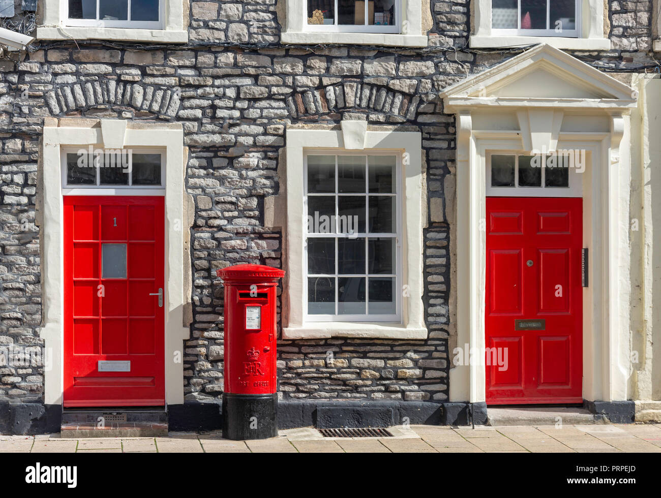 Alte Häuser mit roten Türen und Säule, Pferd Straße, Chipping Sodbury, Gloucestershire, England, Vereinigtes Königreich Stockfoto